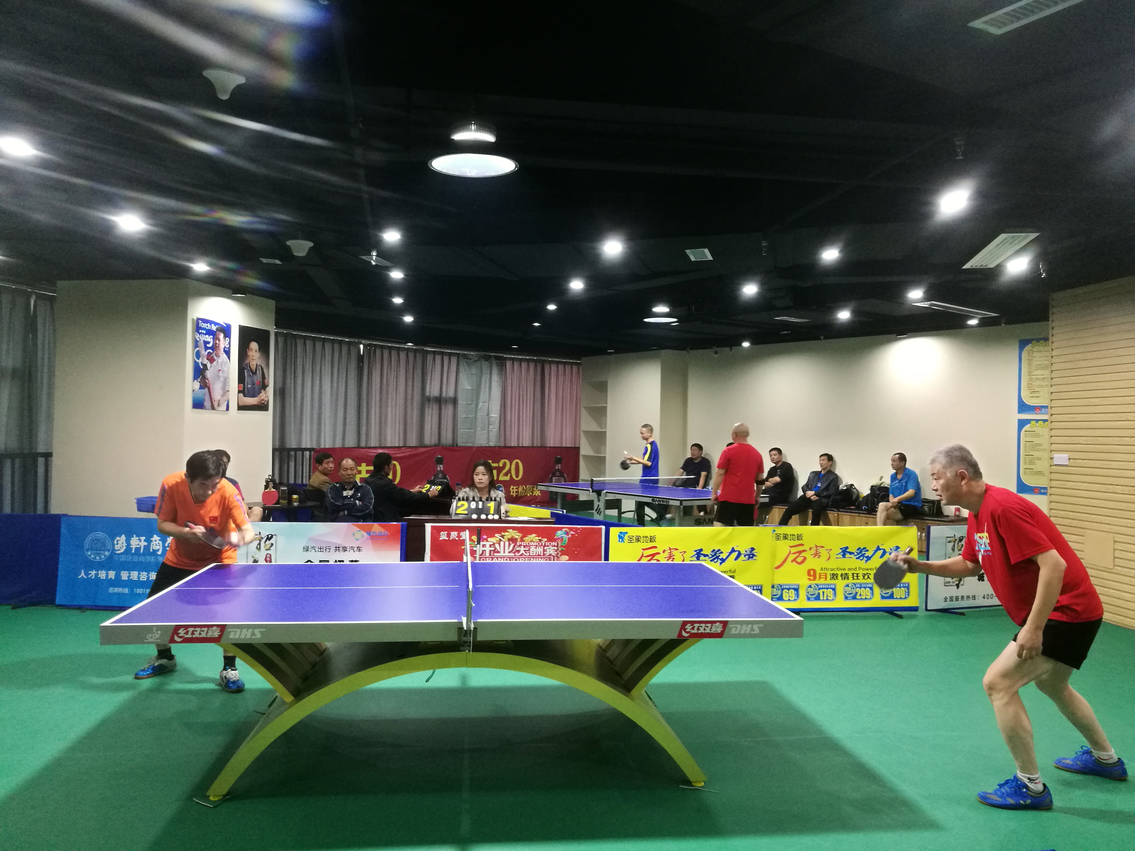 弗赖堡连续五轮不败，士气高涨斗志昂扬，掌声雷动